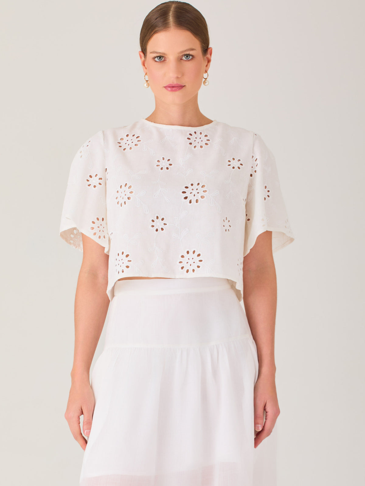 Blusa tipo crop de silueta recta con mangas cortas amplias. Presenta bordado floral calado que aporta un toque fresco y delicado, ideal para looks veraniegos y relajados

Detalles:

Color: Blanco

Material: 70% Rayon 30% Lino