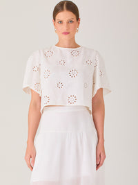 Blusa tipo crop de silueta recta con mangas cortas amplias. Presenta bordado floral calado que aporta un toque fresco y delicado, ideal para looks veraniegos y relajados

Detalles:

Color: Blanco

Material: 70% Rayon 30% Lino