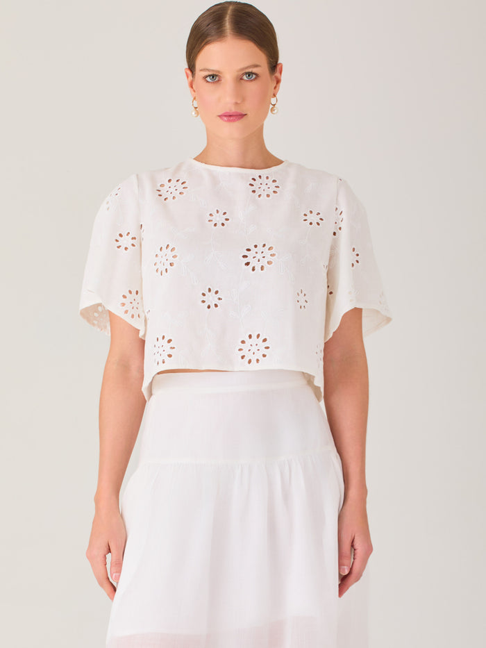 Blusa tipo crop de silueta recta con mangas cortas amplias. Presenta bordado floral calado que aporta un toque fresco y delicado, ideal para looks veraniegos y relajados

Detalles:

Color: Blanco

Material: 70% Rayon 30% Lino
