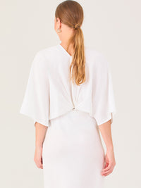 De tela ligera, escote en V y diseño suelto, es ideal para looks frescos y veraniegos. El nudo central le da un toque moderno y femenino.