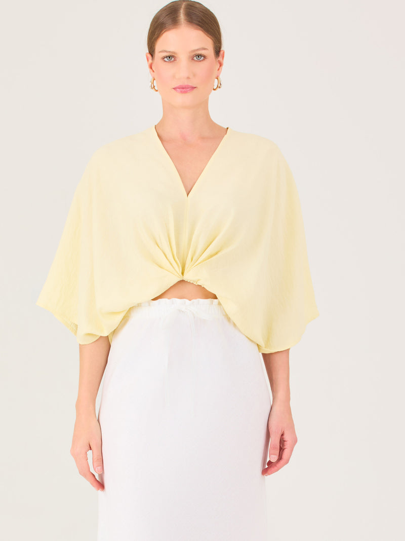 De tela ligera, escote en V y diseño suelto, es ideal para looks frescos y veraniegos. El nudo central le da un toque moderno y femenino.