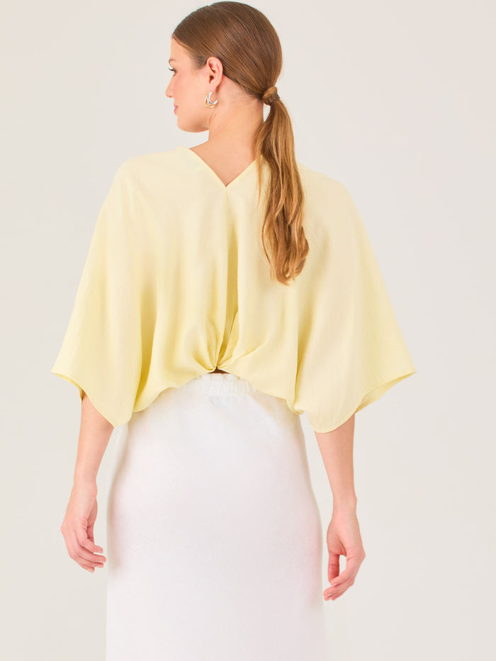 De tela ligera, escote en V y diseño suelto, es ideal para looks frescos y veraniegos. El nudo central le da un toque moderno y femenino.