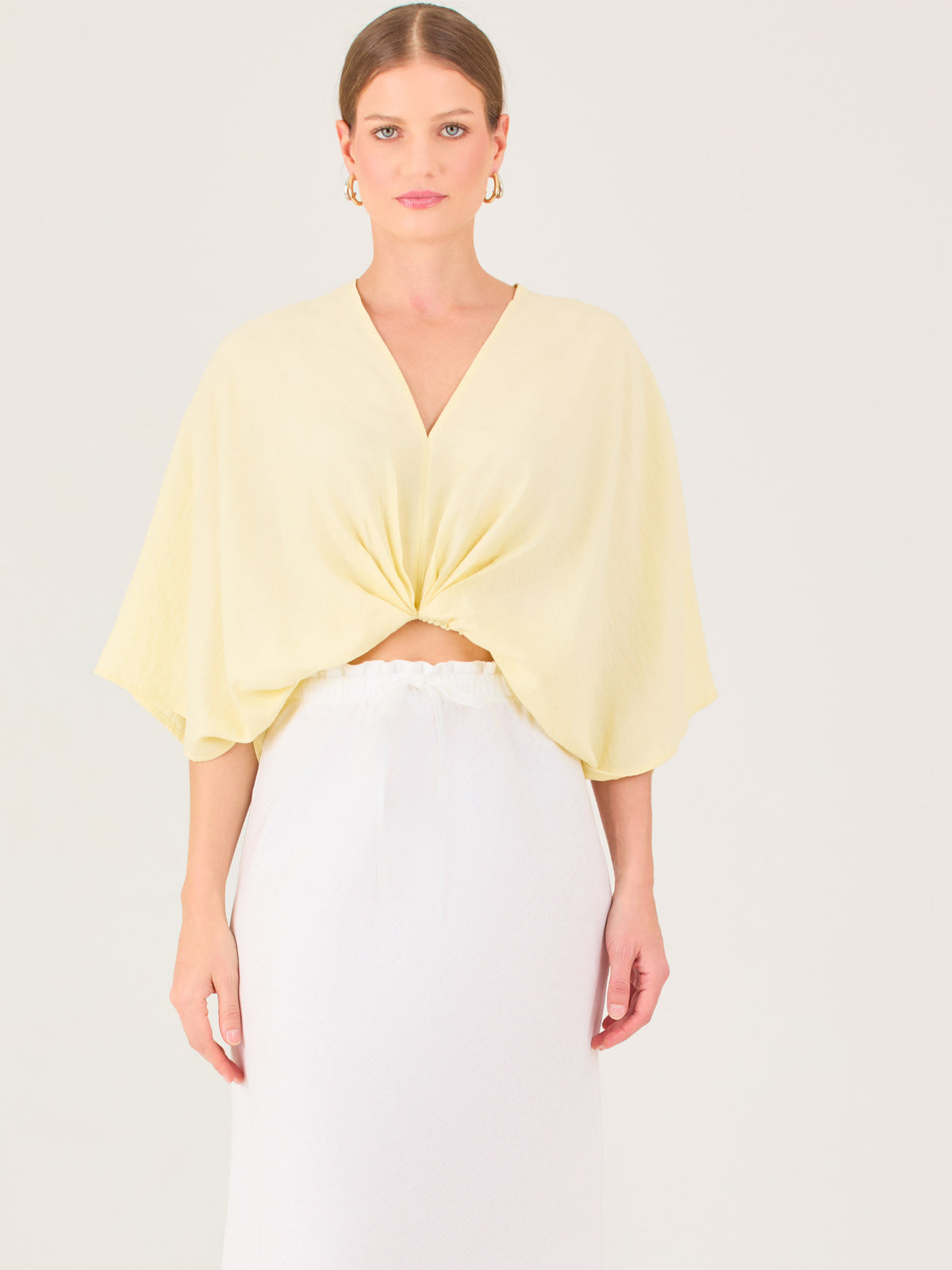De tela ligera, escote en V y diseño suelto, es ideal para looks frescos y veraniegos. El nudo central le da un toque moderno y femenino.