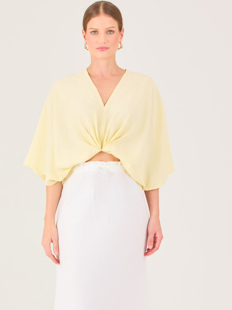 De tela ligera, escote en V y diseño suelto, es ideal para looks frescos y veraniegos. El nudo central le da un toque moderno y femenino.