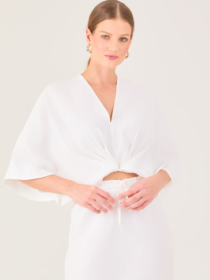 De tela ligera, escote en V y diseño suelto, es ideal para looks frescos y veraniegos. El nudo central le da un toque moderno y femenino.