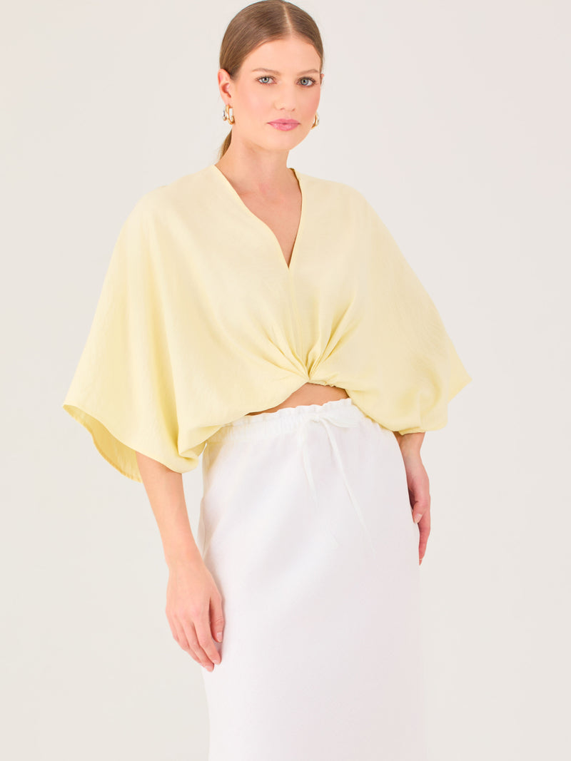 De tela ligera, escote en V y diseño suelto, es ideal para looks frescos y veraniegos. El nudo central le da un toque moderno y femenino.