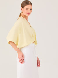 De tela ligera, escote en V y diseño suelto, es ideal para looks frescos y veraniegos. El nudo central le da un toque moderno y femenino.