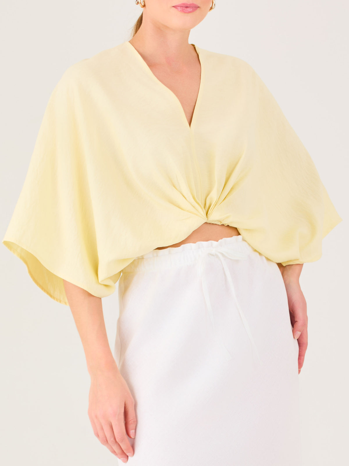 De tela ligera, escote en V y diseño suelto, es ideal para looks frescos y veraniegos. El nudo central le da un toque moderno y femenino.