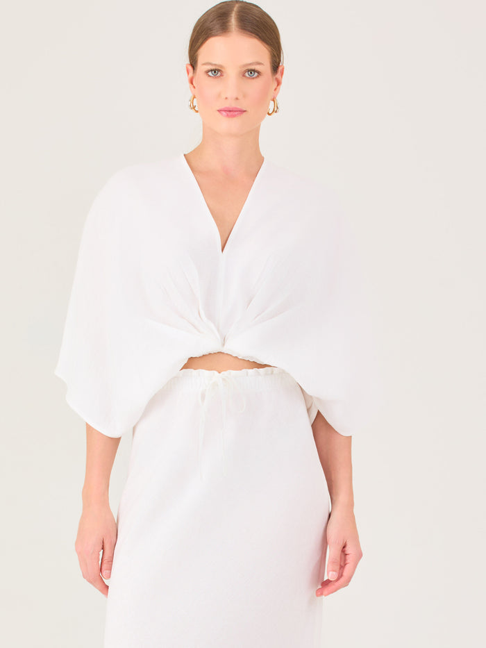 De tela ligera, escote en V y diseño suelto, es ideal para looks frescos y veraniegos. El nudo central le da un toque moderno y femenino.