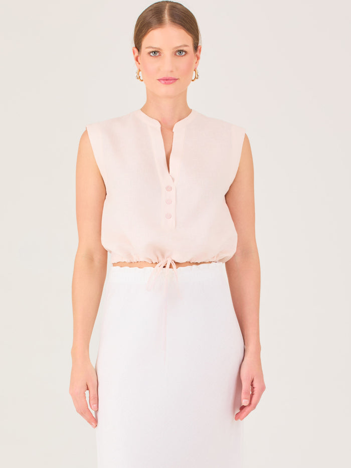 Blusa sin mangas con escote en V y botones frontales. Ajuste en la cintura con cordón, creando un efecto fruncido. Diseño ligero y femenino.

Detalles: