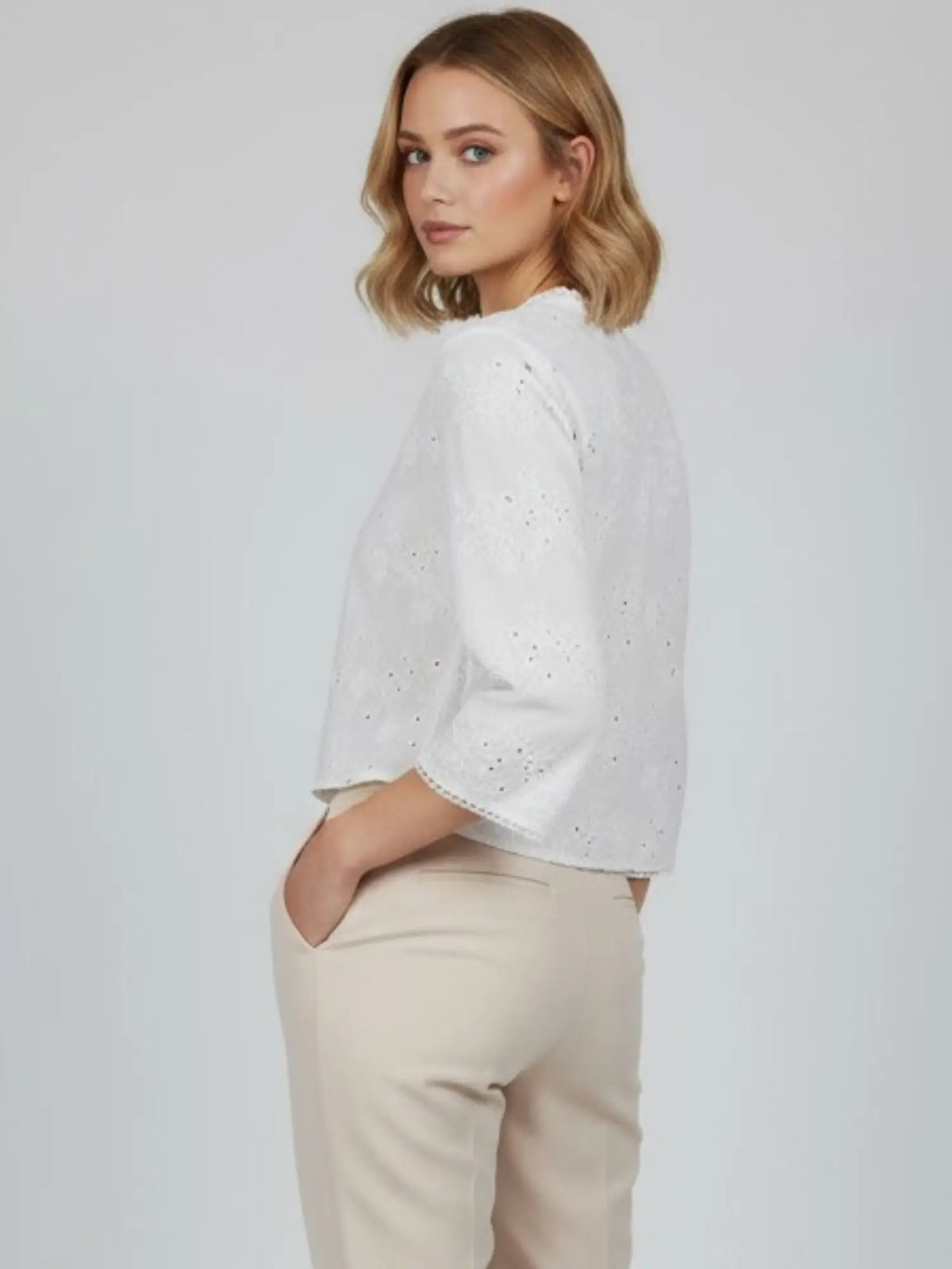 blusa en color blanco con bordado, ideal para el día a día 