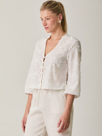 Blusa Maddie Blanco con bordado calado bohemio y botones forrados en la parte frontal.