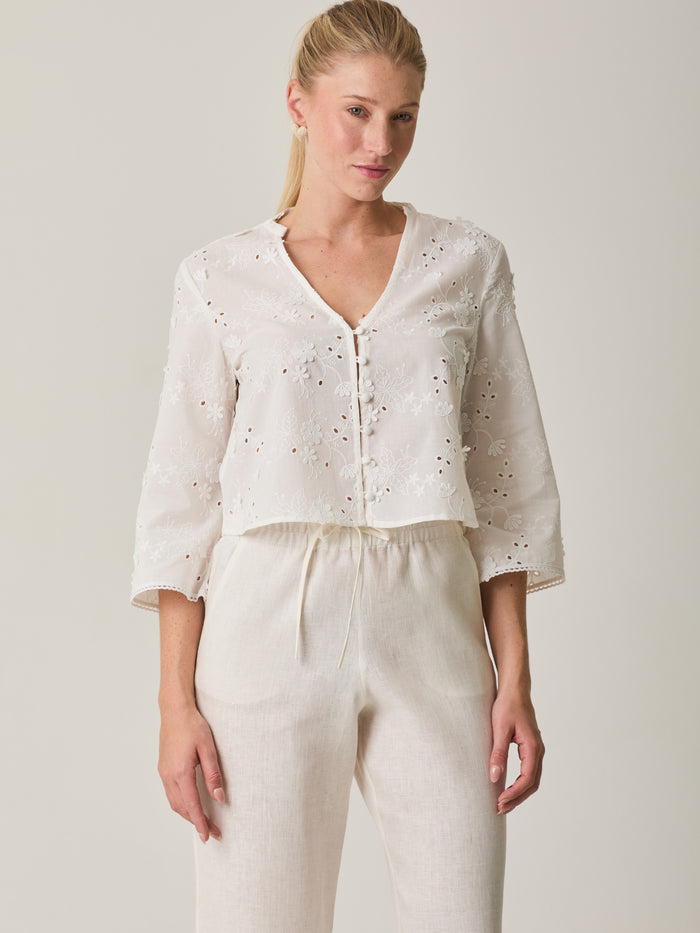 Blusa Maddie Blanco elegante con delicado bordado y diseño fresco ideal para verano.