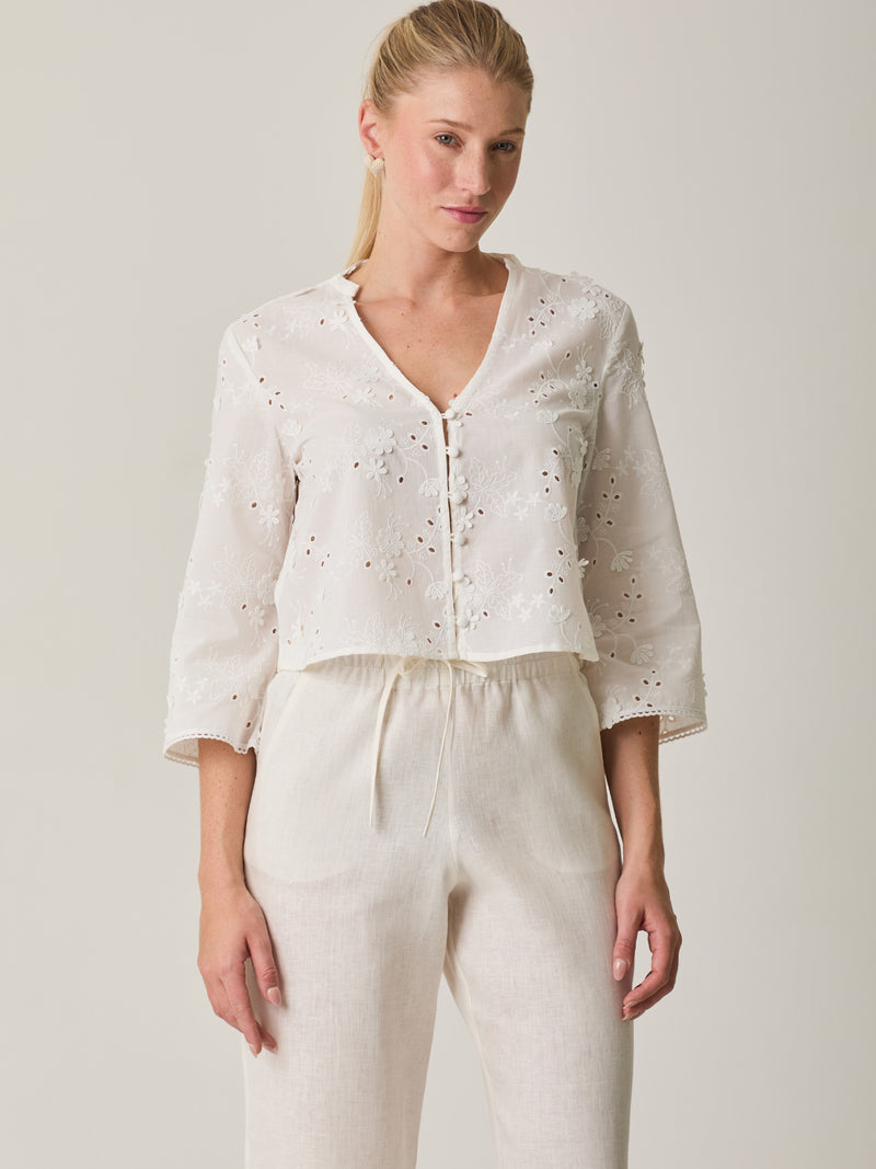 Blusa Maddie Blanco elegante con delicado bordado y diseño fresco ideal para verano.