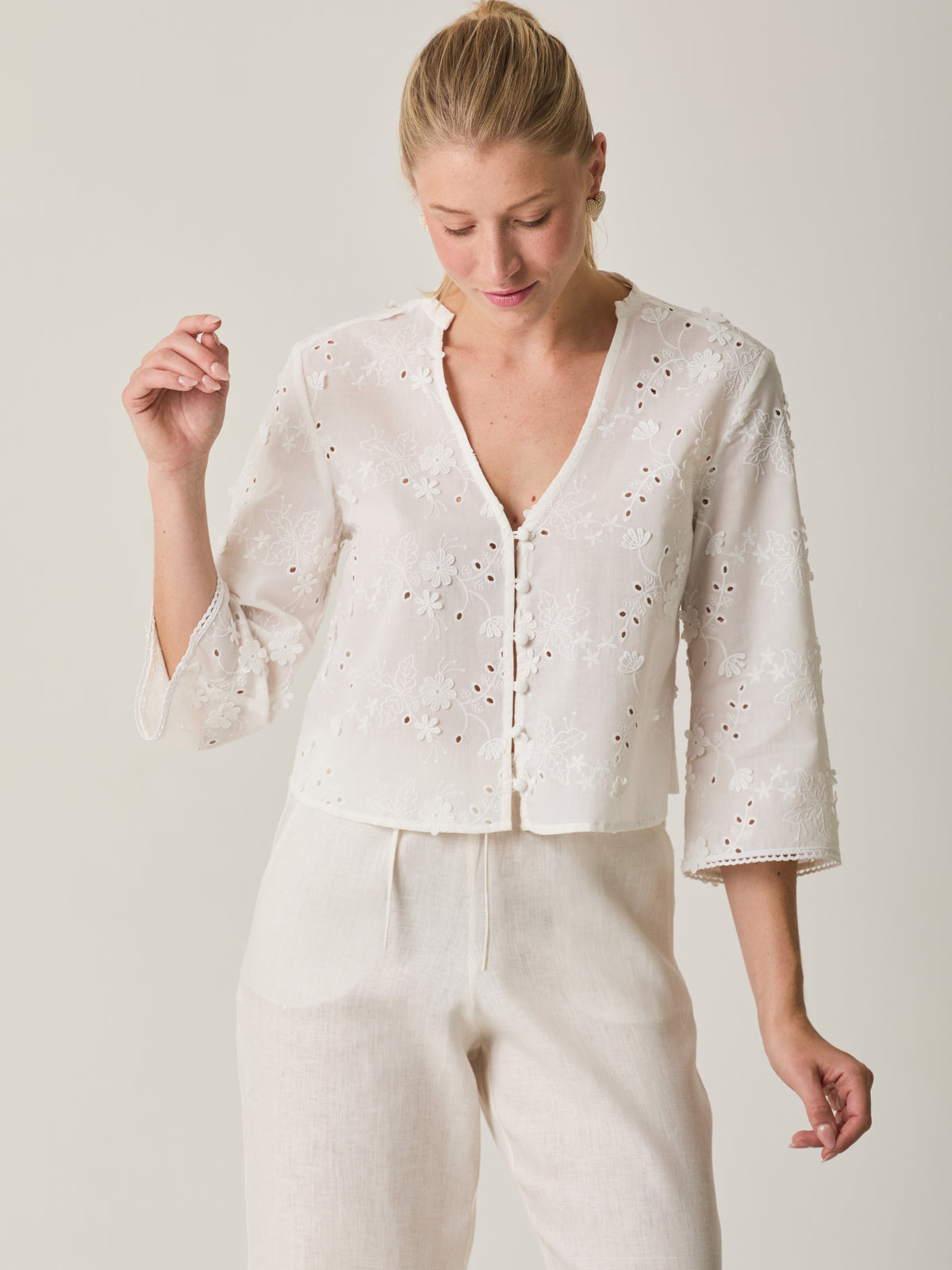 Blusa Maddie Blanco para mujer con estilo romántico, bordado floral y manga tres cuartos.