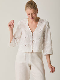 Blusa Maddie Blanco para mujer con estilo romántico, bordado floral y manga tres cuartos.