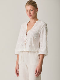 Blusa Maddie Blanco delicada con manga 3/4, diseño floral bordado y textura ligera.