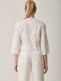 Blusa Maddie Blanco con escote en V, con acabado floral bordado.
