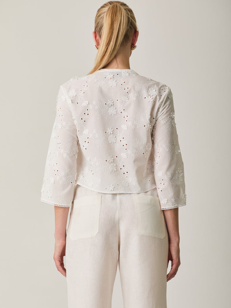 Blusa Maddie Blanco con escote en V, con acabado floral bordado.