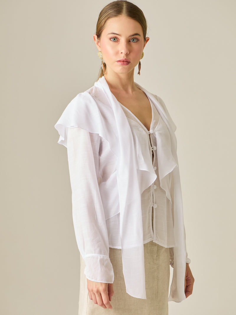 Blusa de manga larga con detalle de volantes en el escote y lazo largo para anudar. Su diseño ligero y delicado aporta movimiento y sofisticación, ideal para un look femenino con un aire romántico y moderno.

Detalles: