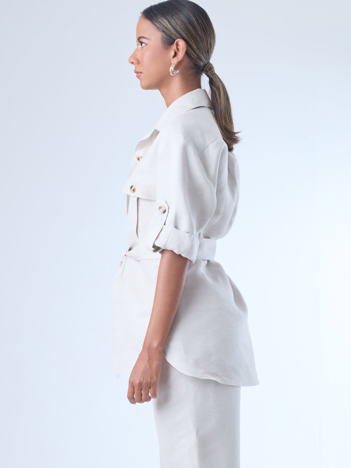Estructurada y versátil, esta sobrecamisa de corte recto incorpora un cinturón que define la cintura y realza la silueta. Con bolsillos tipo parche en el pecho, manga con ajuste y botonadura clásica, es una prenda ideal para looks monocromáticos, estilismos urbanos o conjuntos sofisticados de inspiración utilitaria. Perfecta como pieza central de un outfit cómodo y elegante.