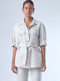 Estructurada y versátil, esta sobrecamisa de corte recto incorpora un cinturón que define la cintura y realza la silueta. Con bolsillos tipo parche en el pecho, manga con ajuste y botonadura clásica, es una prenda ideal para looks monocromáticos, estilismos urbanos o conjuntos sofisticados de inspiración utilitaria. Perfecta como pieza central de un outfit cómodo y elegante.