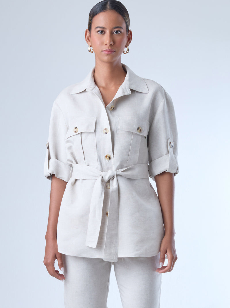 Estructurada y versátil, esta sobrecamisa de corte recto incorpora un cinturón que define la cintura y realza la silueta. Con bolsillos tipo parche en el pecho, manga con ajuste y botonadura clásica, es una prenda ideal para looks monocromáticos, estilismos urbanos o conjuntos sofisticados de inspiración utilitaria. Perfecta como pieza central de un outfit cómodo y elegante.
