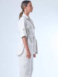 Estructurada y versátil, esta sobrecamisa de corte recto incorpora un cinturón que define la cintura y realza la silueta. Con bolsillos tipo parche en el pecho, manga con ajuste y botonadura clásica, es una prenda ideal para looks monocromáticos, estilismos urbanos o conjuntos sofisticados de inspiración utilitaria. Perfecta como pieza central de un outfit cómodo y elegante.