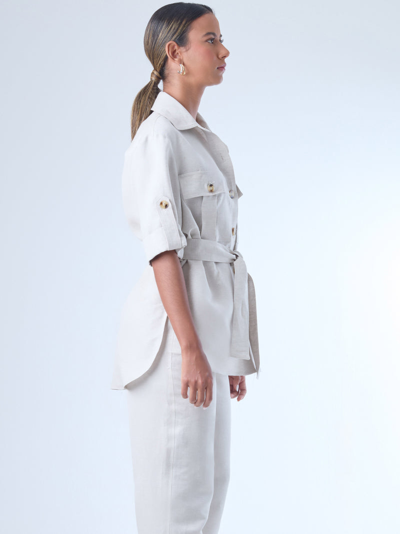Estructurada y versátil, esta sobrecamisa de corte recto incorpora un cinturón que define la cintura y realza la silueta. Con bolsillos tipo parche en el pecho, manga con ajuste y botonadura clásica, es una prenda ideal para looks monocromáticos, estilismos urbanos o conjuntos sofisticados de inspiración utilitaria. Perfecta como pieza central de un outfit cómodo y elegante.