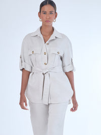Estructurada y versátil, esta sobrecamisa de corte recto incorpora un cinturón que define la cintura y realza la silueta. Con bolsillos tipo parche en el pecho, manga con ajuste y botonadura clásica, es una prenda ideal para looks monocromáticos, estilismos urbanos o conjuntos sofisticados de inspiración utilitaria. Perfecta como pieza central de un outfit cómodo y elegante.