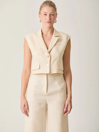 Blusa Rebe Crema corta con botones dorados y estilo moderno ideal para looks sofisticados.