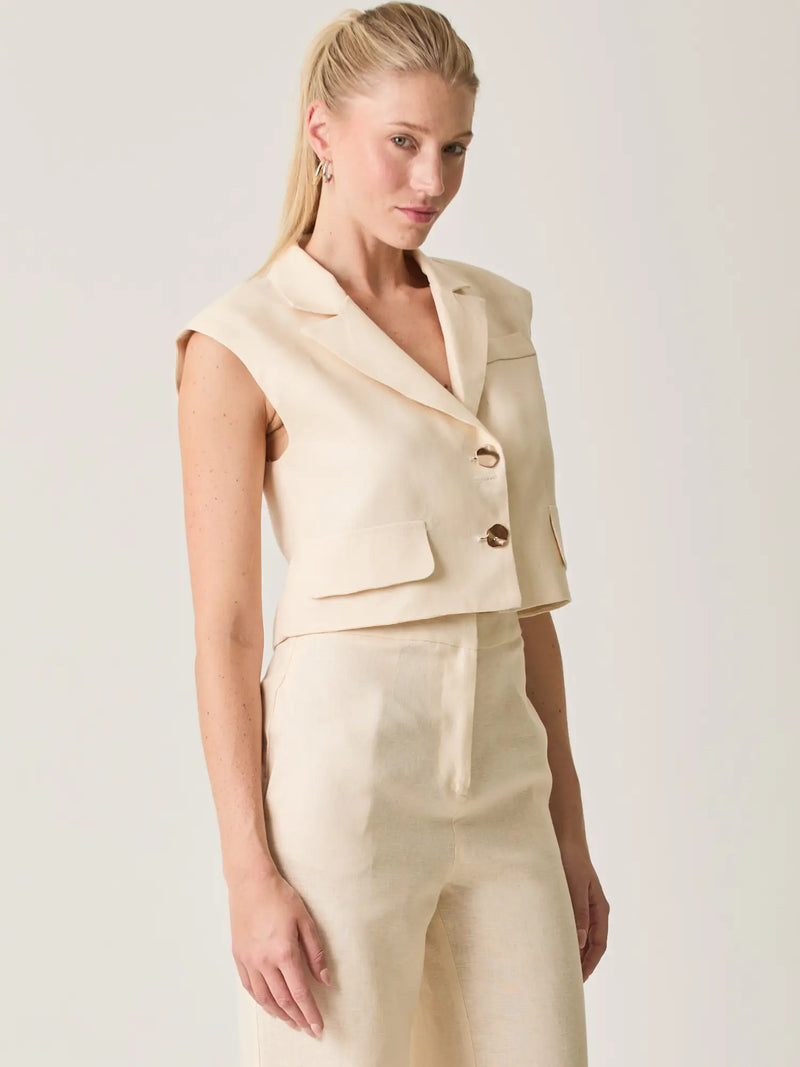 Blusa Rebe Crema formal con corte recto y acabado minimalista en tono crema.