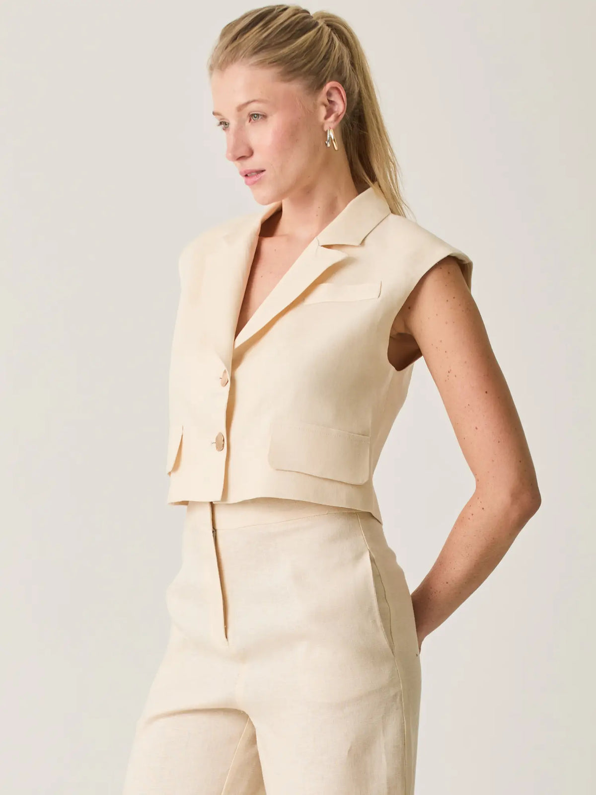 Blusa Rebe Crema con estructura tipo sastrera y diseño limpio perfecto para outfits pulidos.