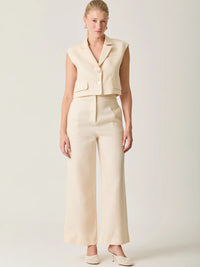 Blusa Rebe Crema sin mangas con diseño elegante y estructura definida para mujer.