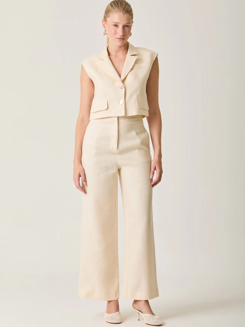 Blusa Rebe Crema sin mangas con diseño elegante y estructura definida para mujer.