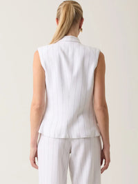 Blusa Rondine Blanco elegante en color blanco con rayas delgadas, bolsillos decorativos y diseño moderno sin mangas.