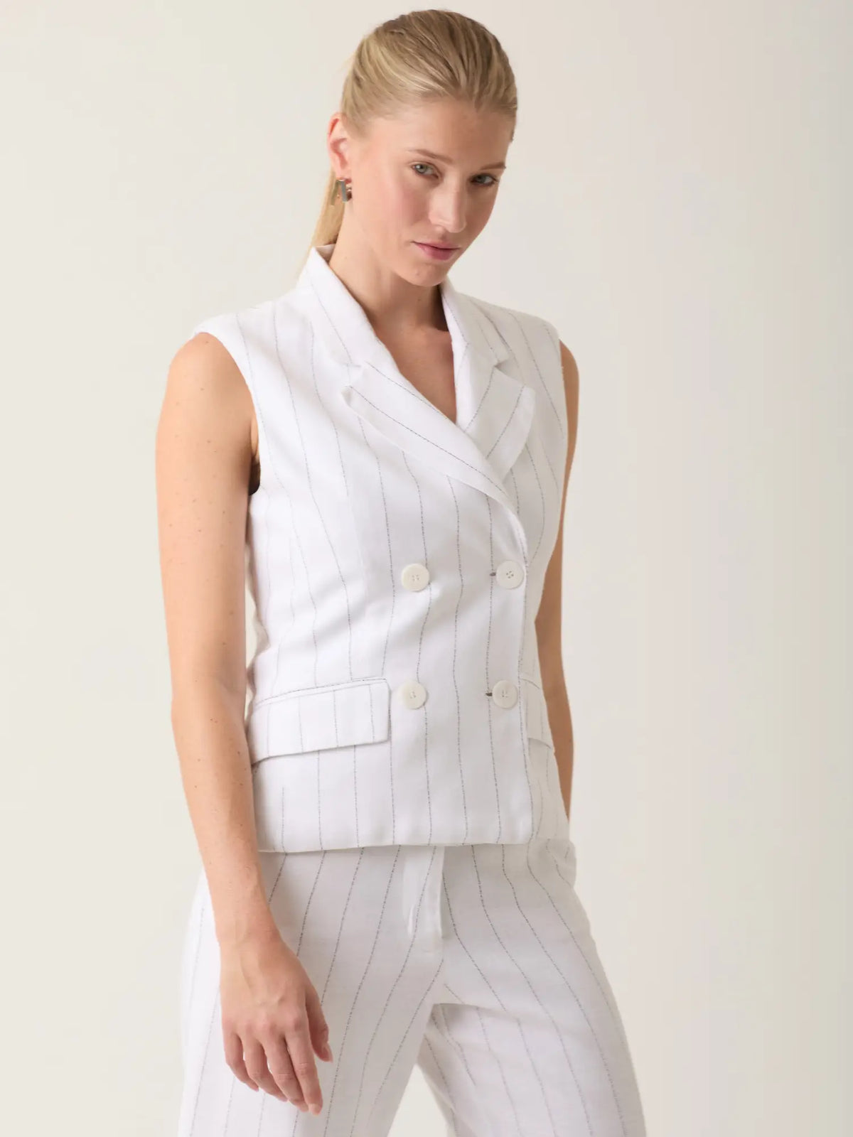 Blusa Rondine Blanco sin mangas en tono blanco con diseño formal y detalles a rayas para un look sofisticado.