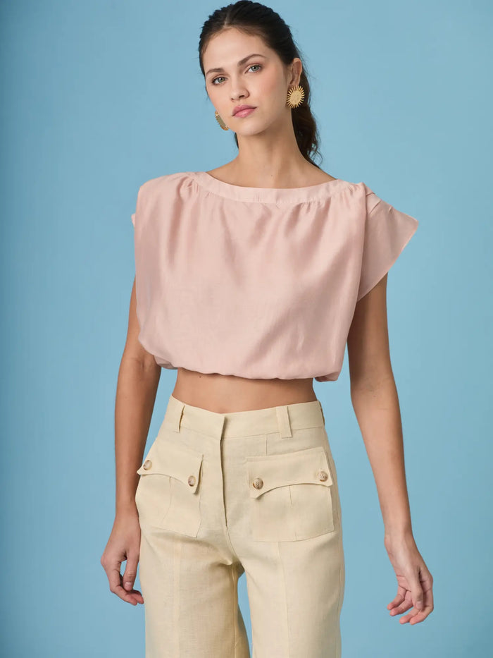 Blusa Saanvi Rosa tipo crop con diseño elegante y tono rosa suave para mujer.