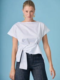 Blusa Shantall Blanco asimétrica con diseño moderno y detalle anudado en la cintura.