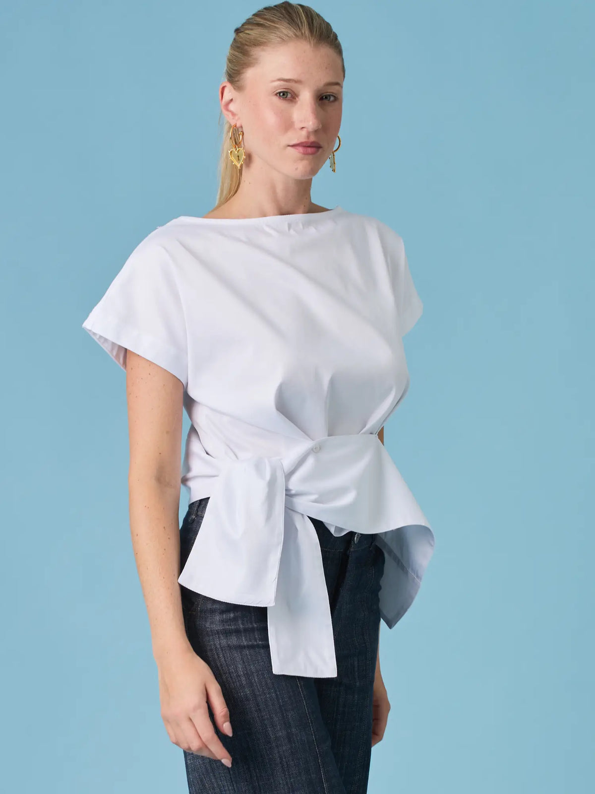 Blusa Shantall Blanco de manga corta con estilo chic y estructura suave en color blanco.