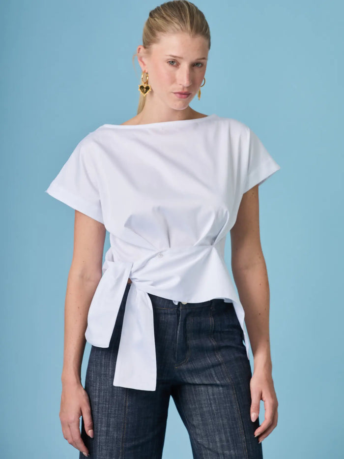 Blusa Shantall Blanco con nudo lateral y silueta elegante en tono blanco para mujer.