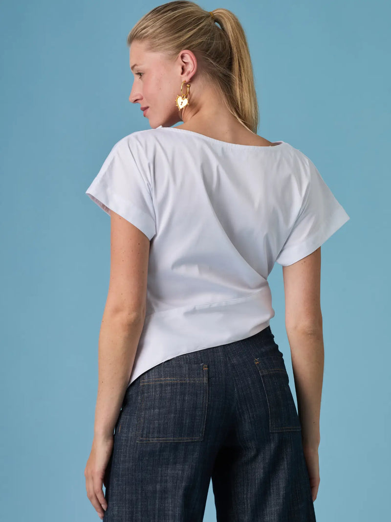 Blusa Shantall Blanco con nudo en la cintura y estilo moderno ideal para outfits casuales y elegantes.