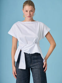 Blusa Shantall Blanco para mujer con diseño minimalista y detalle de lazo lateral sofisticado.