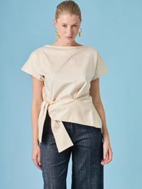 Blusa Shantall Crema asimétrica con diseño moderno y detalle anudado en la cintura.