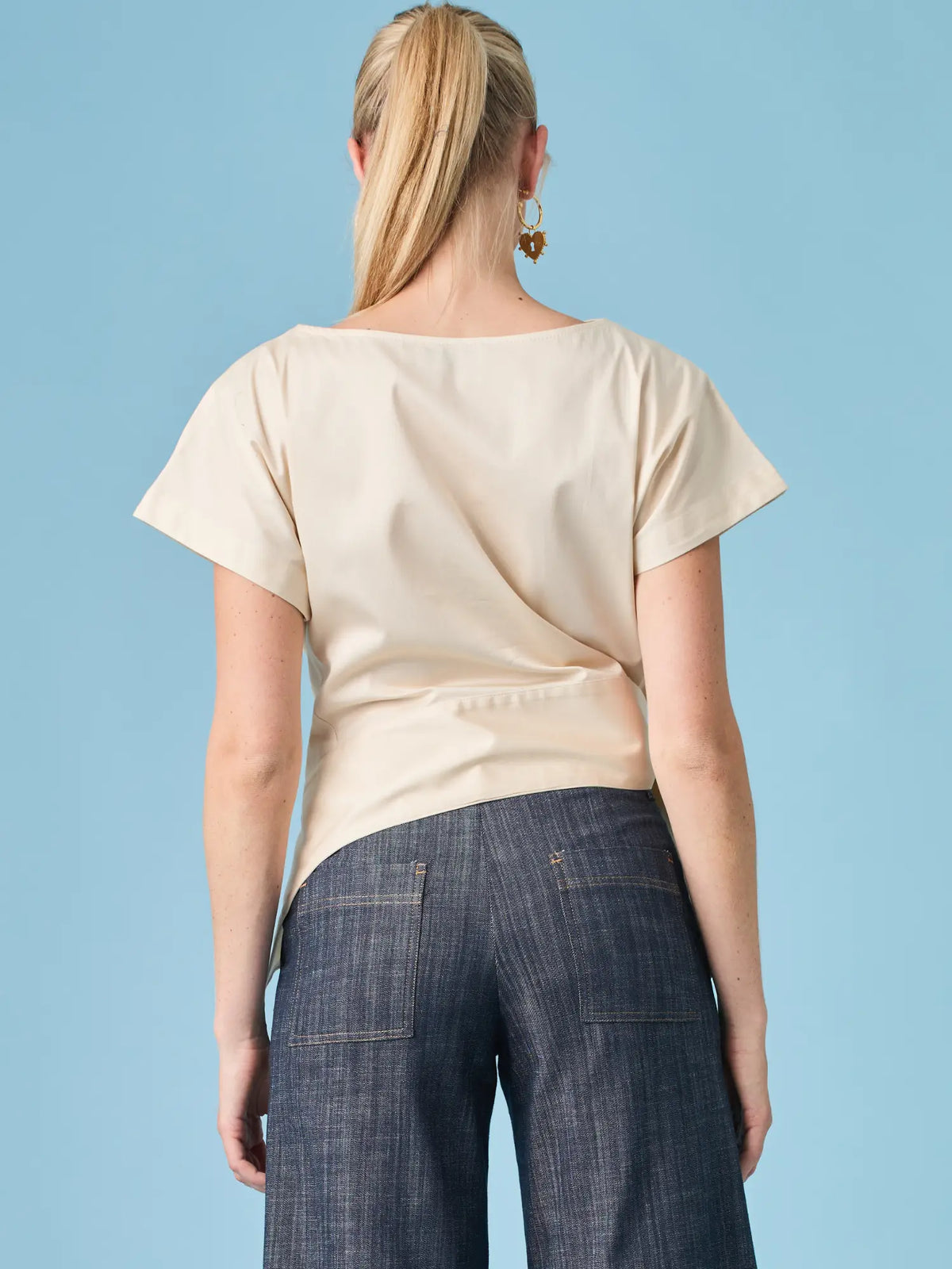 Blusa Shantall Crema asimétrica y elegante con amarre lateral y manga corta amplia.