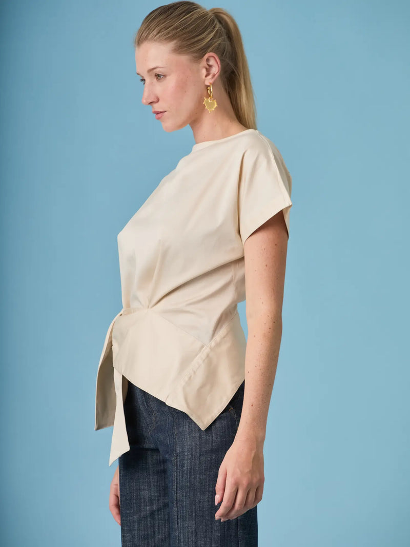 Blusa Shantall Crema de manga corta con estilo chic y estructura suave en color crema.