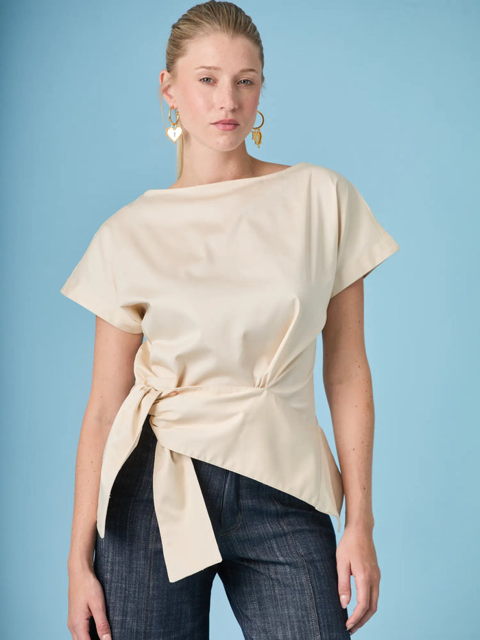 Blusa Shantall Crema con nudo lateral y silueta elegante en tono crema para mujer.