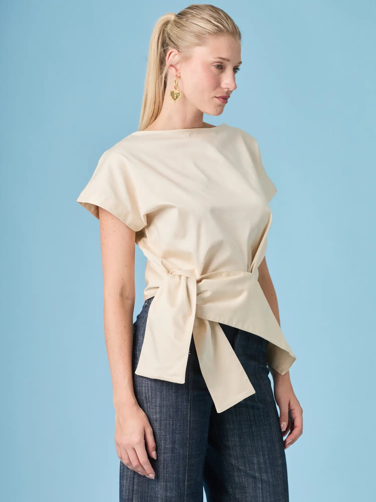 Blusa Shantall Crema con nudo en la cintura y estilo moderno ideal para outfits casuales y elegantes.