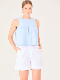Blusa sin mangas de silueta recta con delicados pliegues frontales que aportan movimiento y un acabado refinado.

Detalles:

Color: Baby Blue