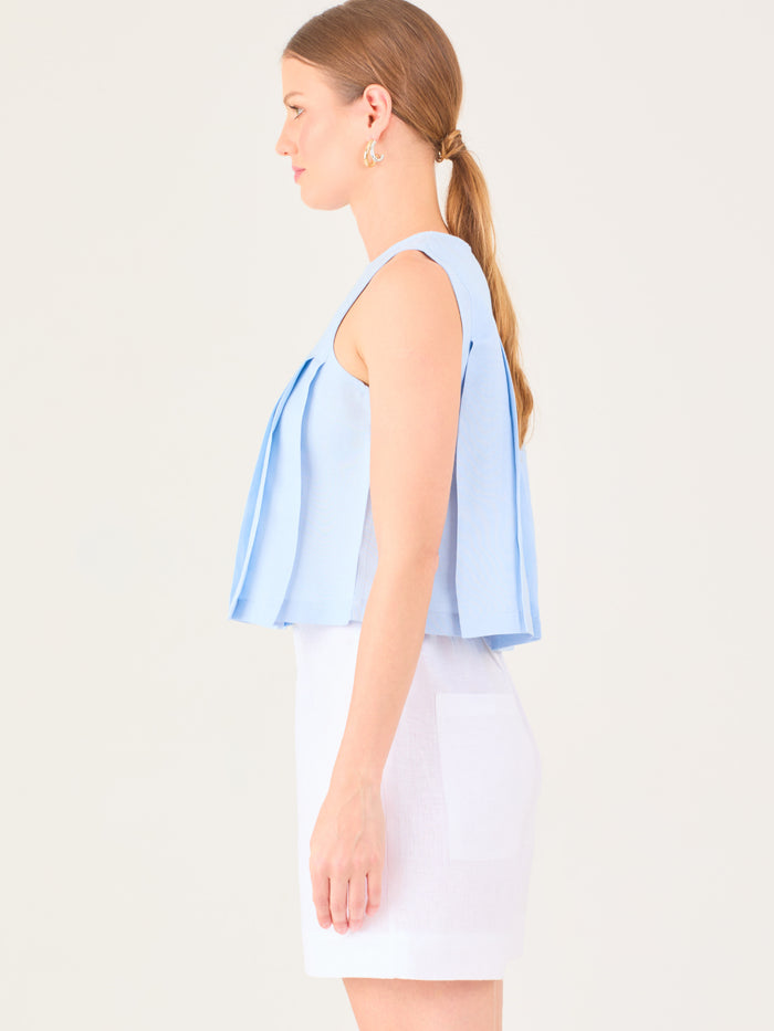 Blusa sin mangas de silueta recta con delicados pliegues frontales que aportan movimiento y un acabado refinado.

Detalles:

Color: Baby Blue
